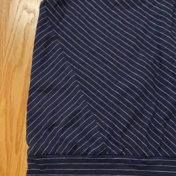 Gap tank top in navy and white pinstripe pattern size small banded bottom‎ hem S - Picture 5 of 7